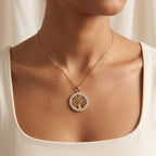 Collar Árbol de la vida con brillos dorado puesto