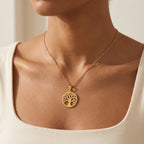 Collar Árbol de la vida dorado puesto