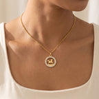 Collar Caballo con brillos dorado puesto