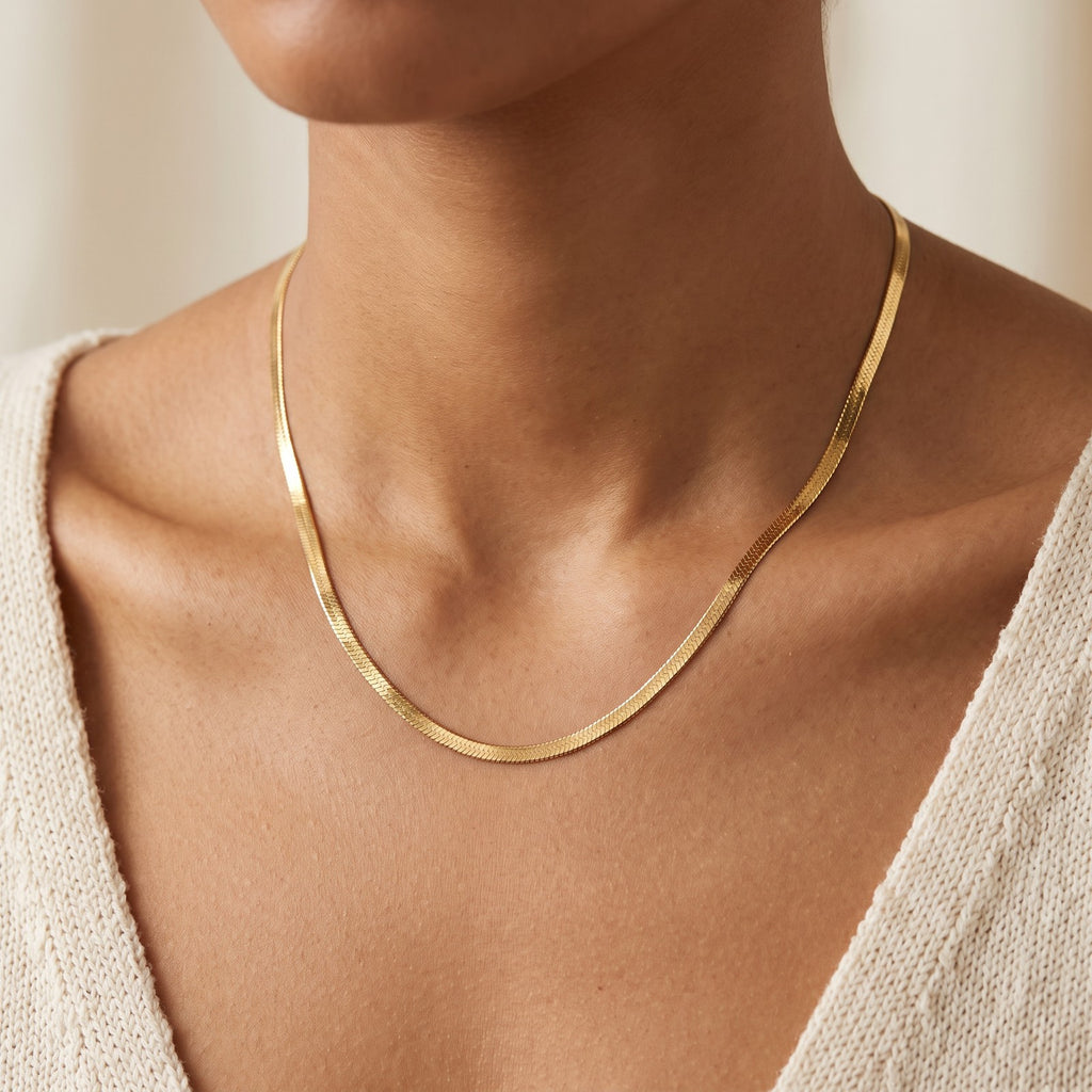 Collar Cadena serpiente dorado puesto