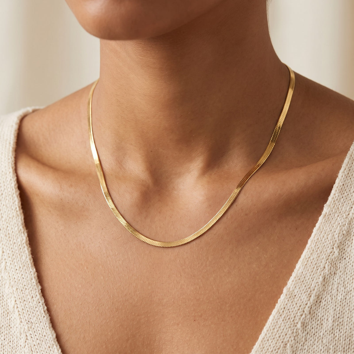 Collar Cadena serpiente dorado puesto