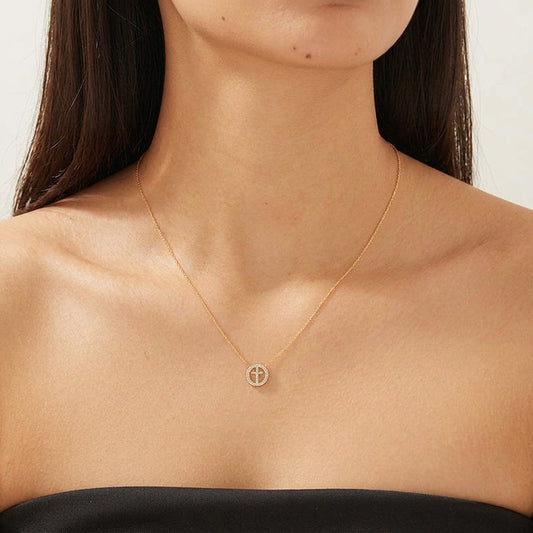 Collar Círculo Calado con Cruz y Zirconias