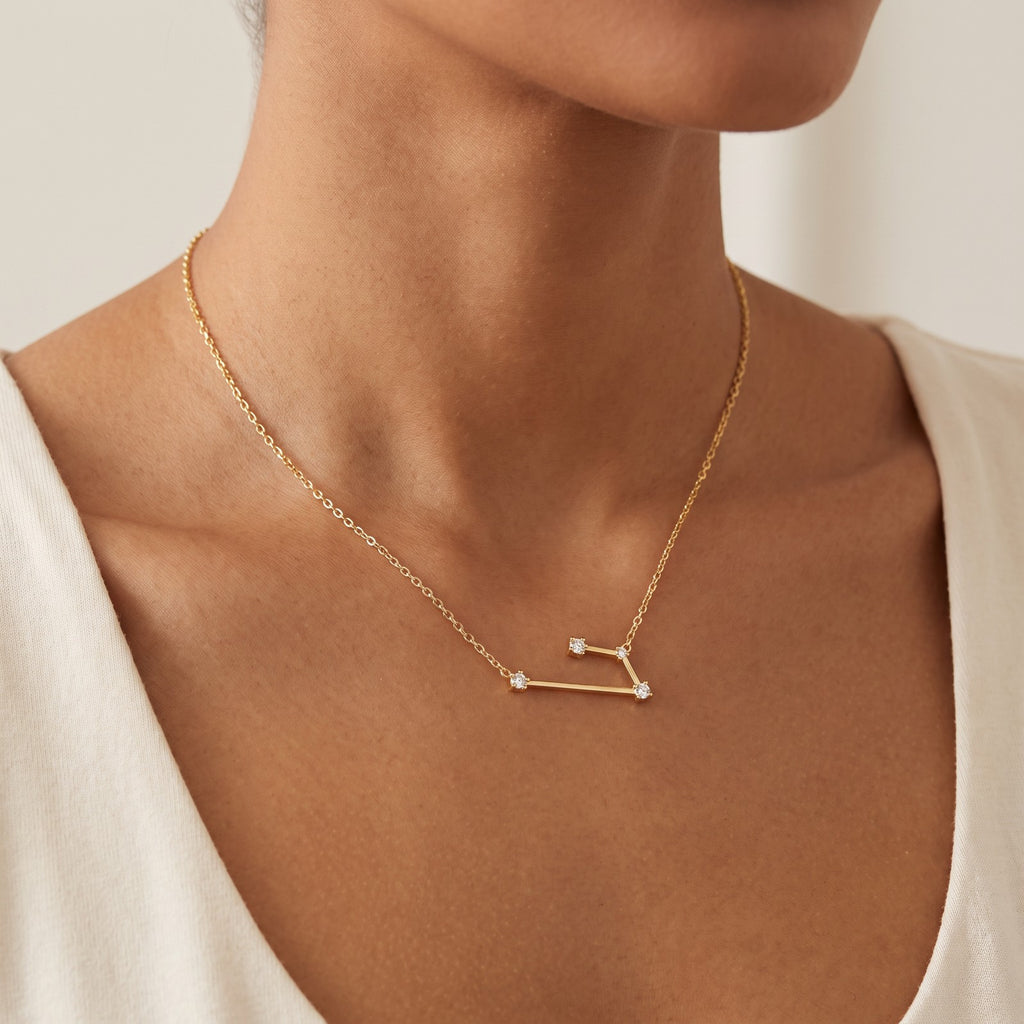 Collar Constelación dorado puesto