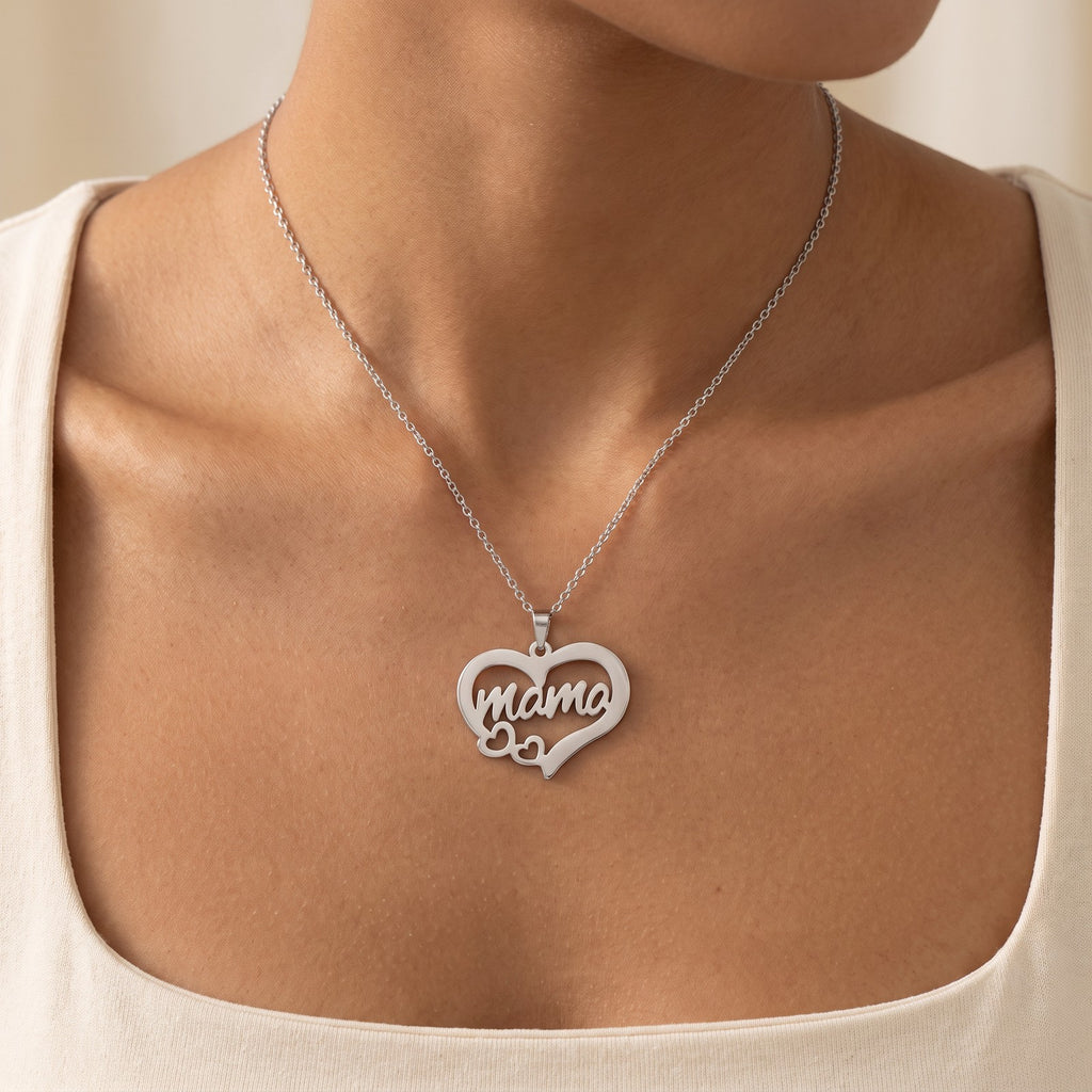 Collar Corazón de mamá plateado puesto