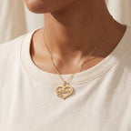 Collar Corazón de mamá dorado puesto