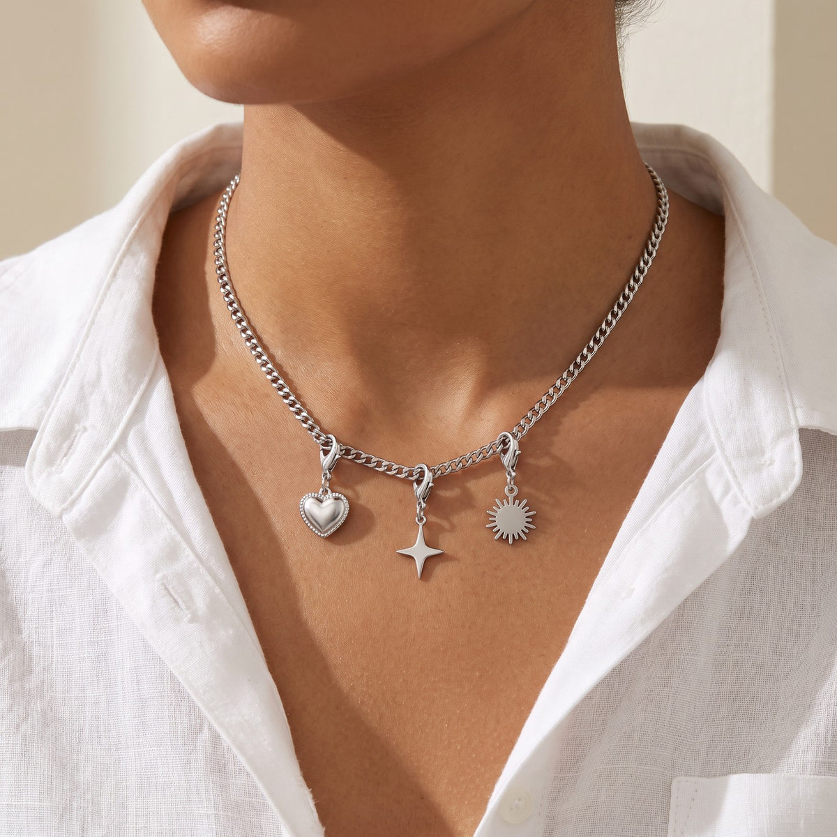 Collar Cubano plateado puesto con charms Camille