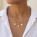 Collar Cubano dorado puesto con charms Camille