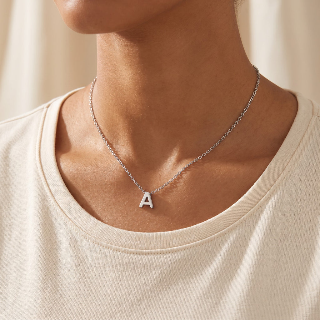 Collar Inicial plateado puesto