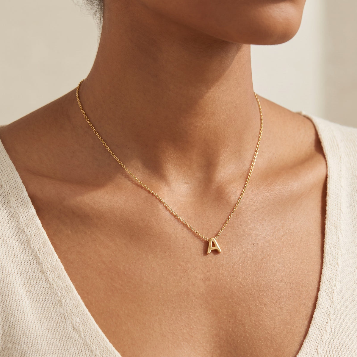 Collar Inicial dorado puesto