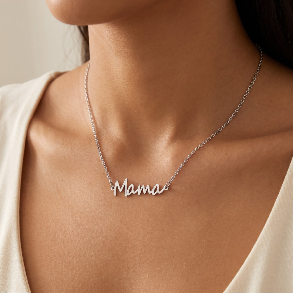 Collar Mamá fino plateado puesto