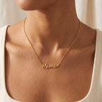 Collar Mamá fino dorado puesto