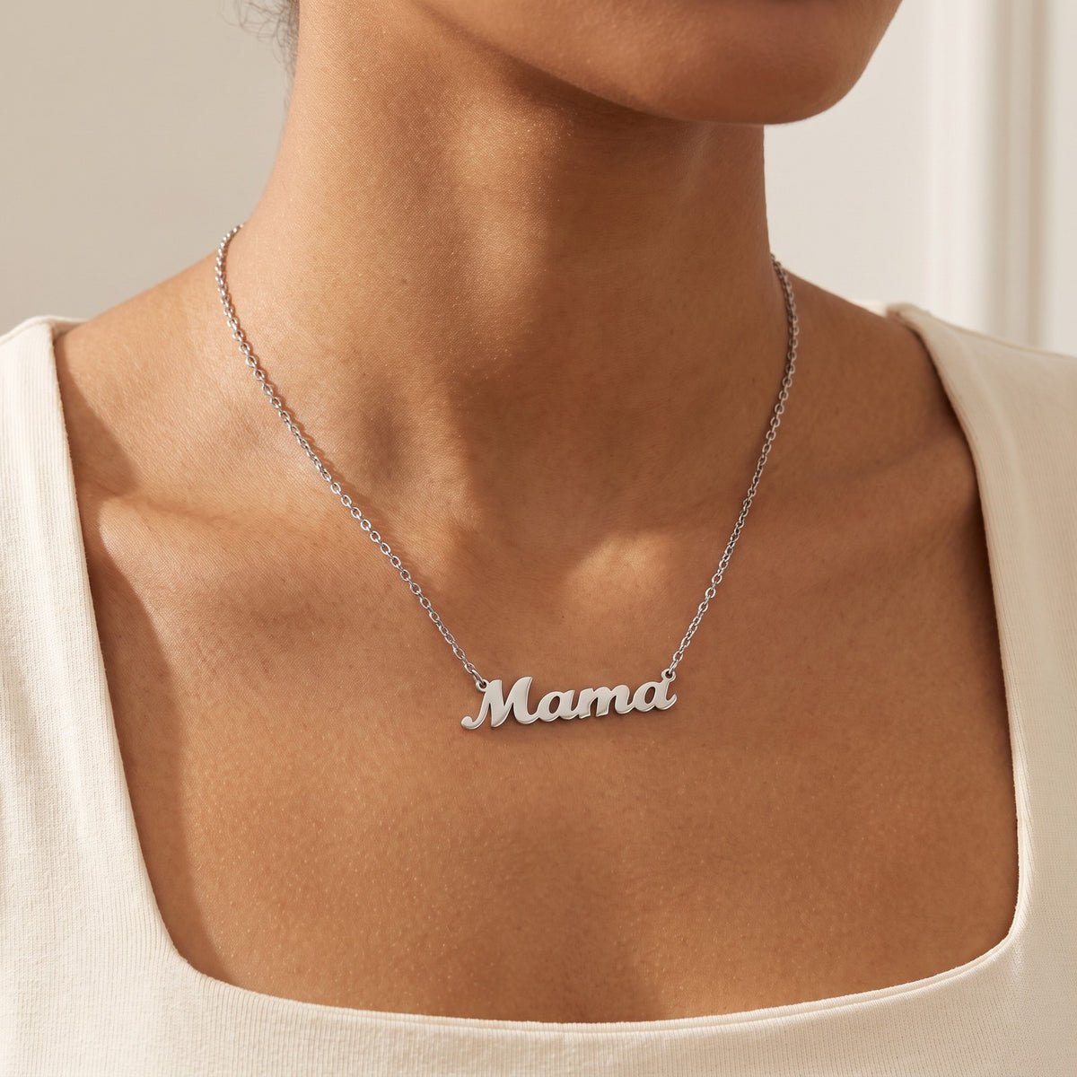 Collar Mamá plateado puesto