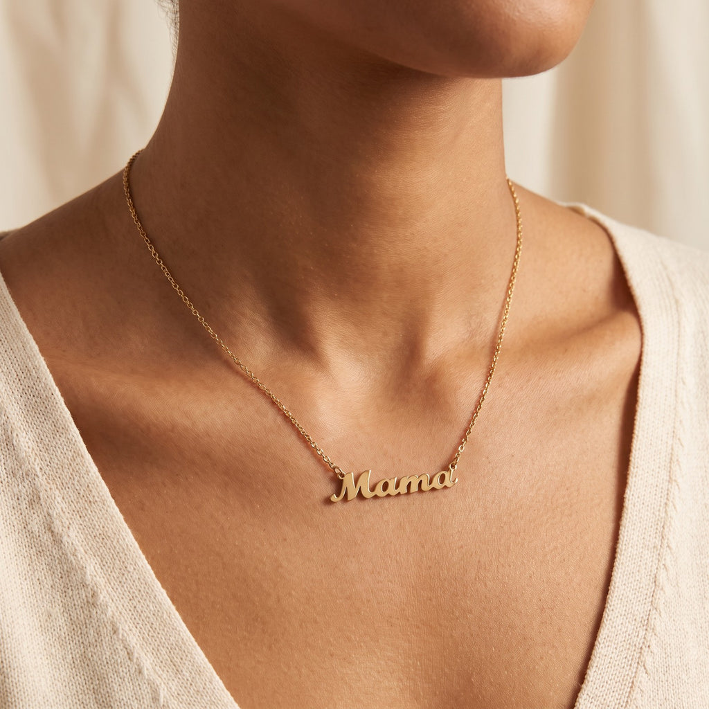 Collar Mamá dorado puesto