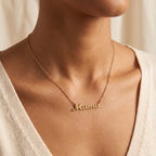 Collar Mamá dorado puesto