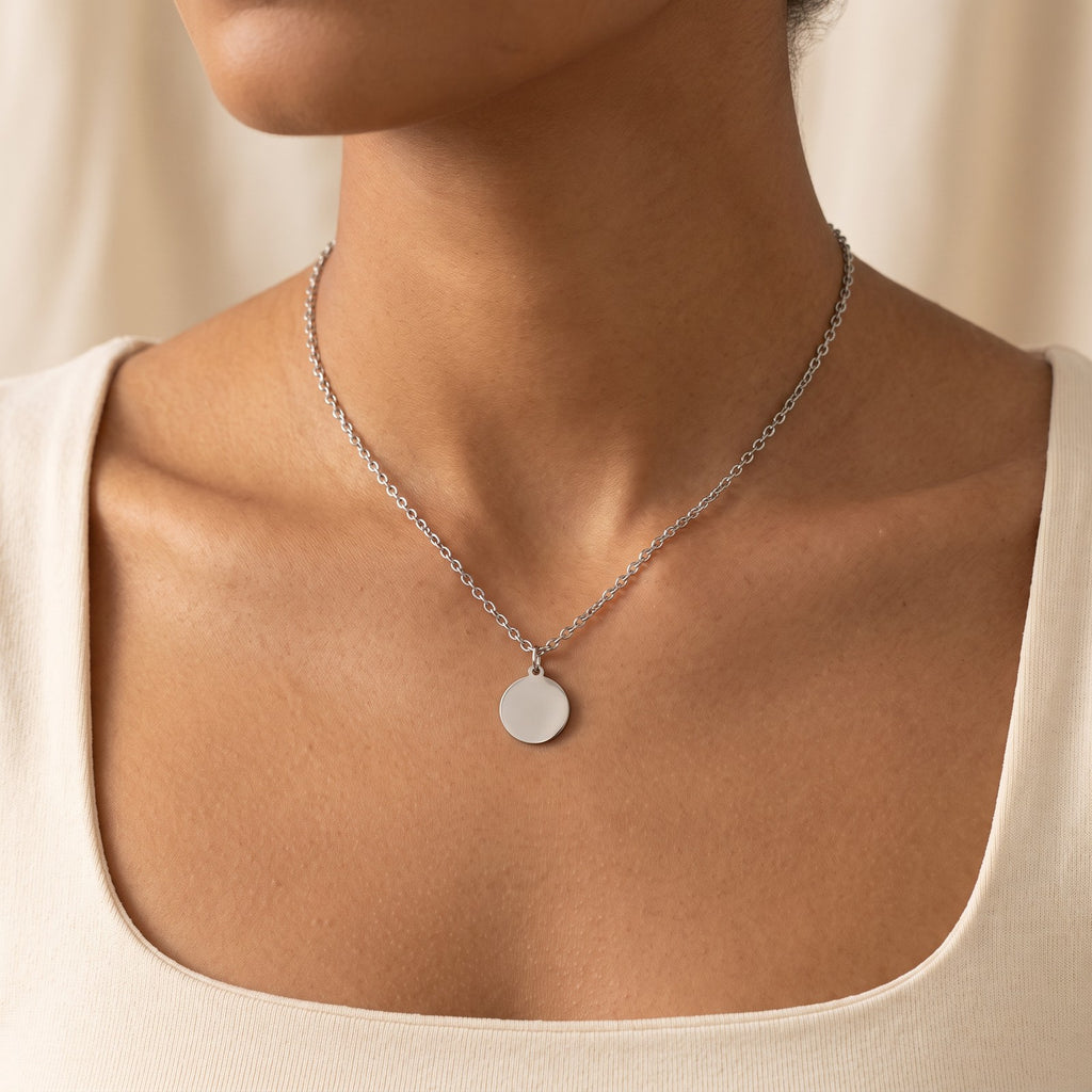 Collar Medalla lisa plateado puesto