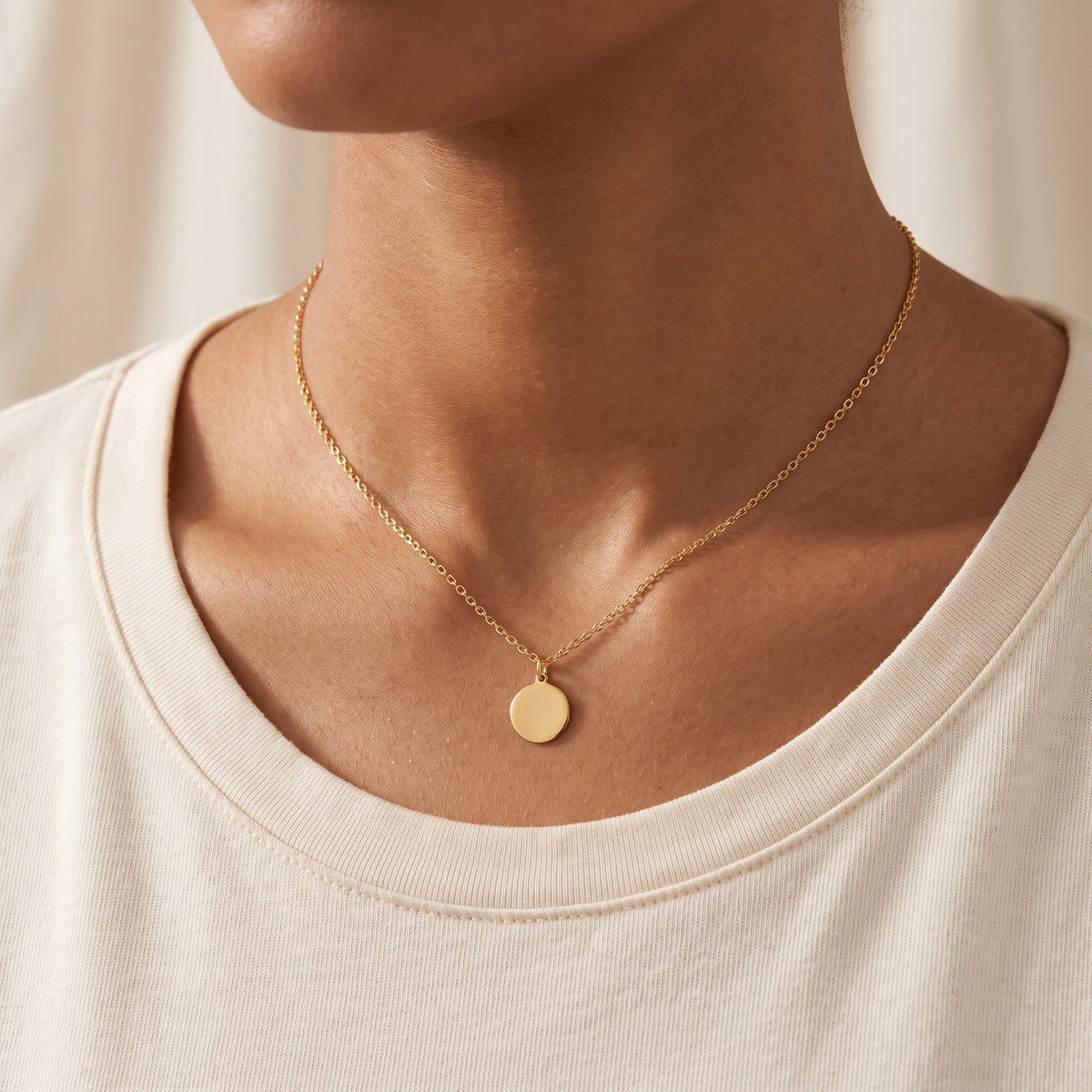 Collar Medalla lisa dorado puesto