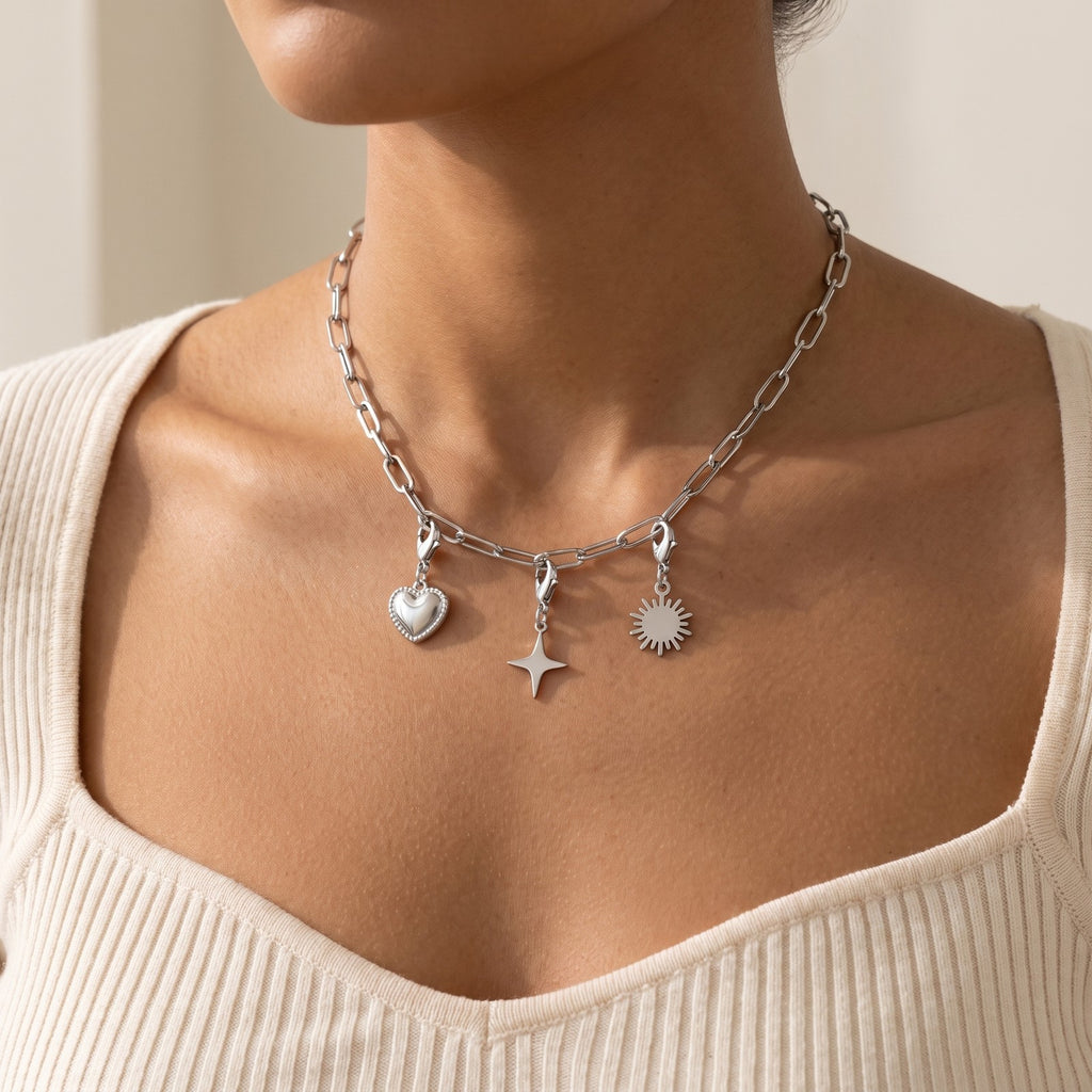 Collar Paperclip plateado puesto con charms Camille