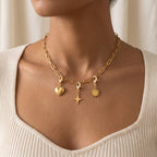 Collar Paperclip dorado puesto con charms Camille