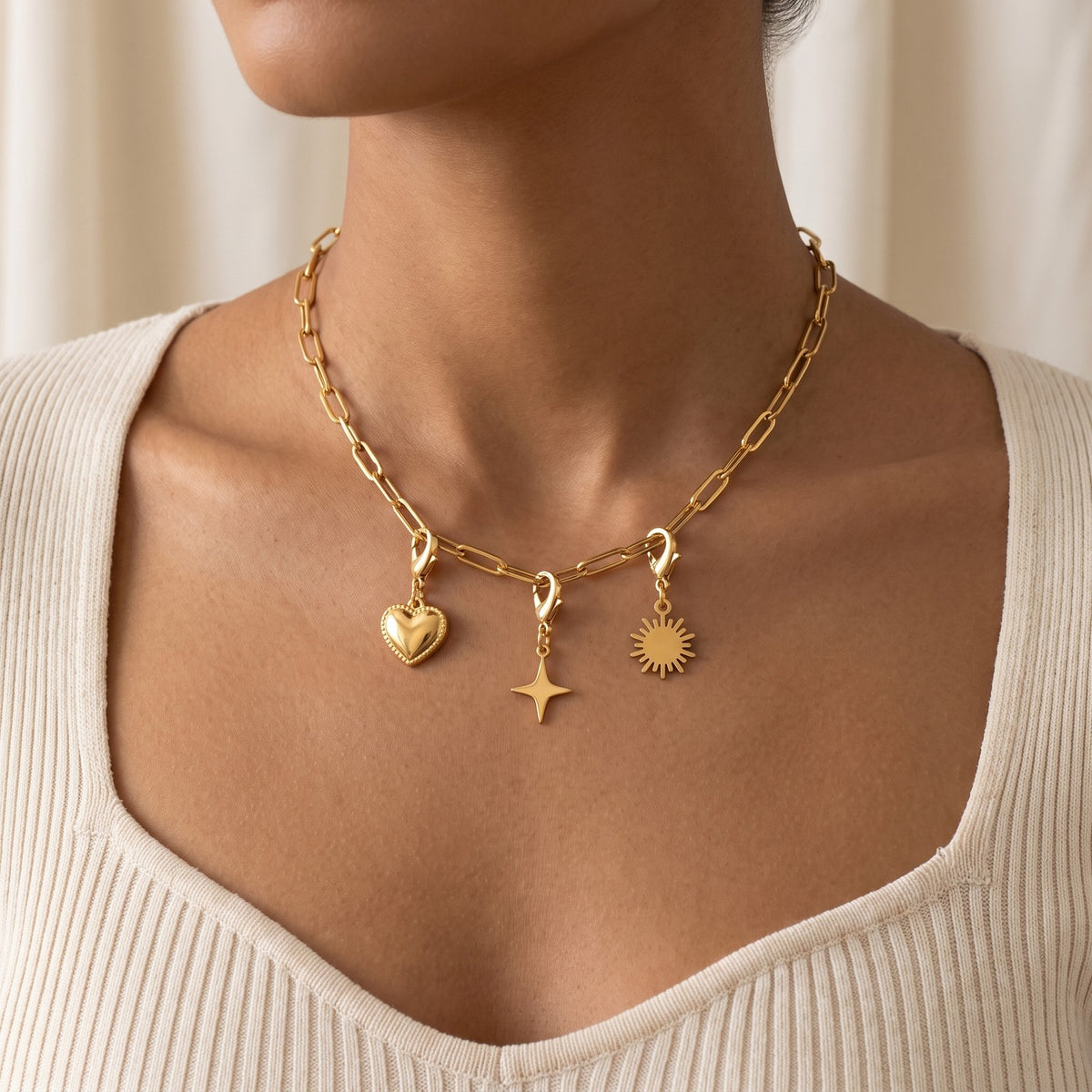 Collar Paperclip dorado puesto con charms Camille