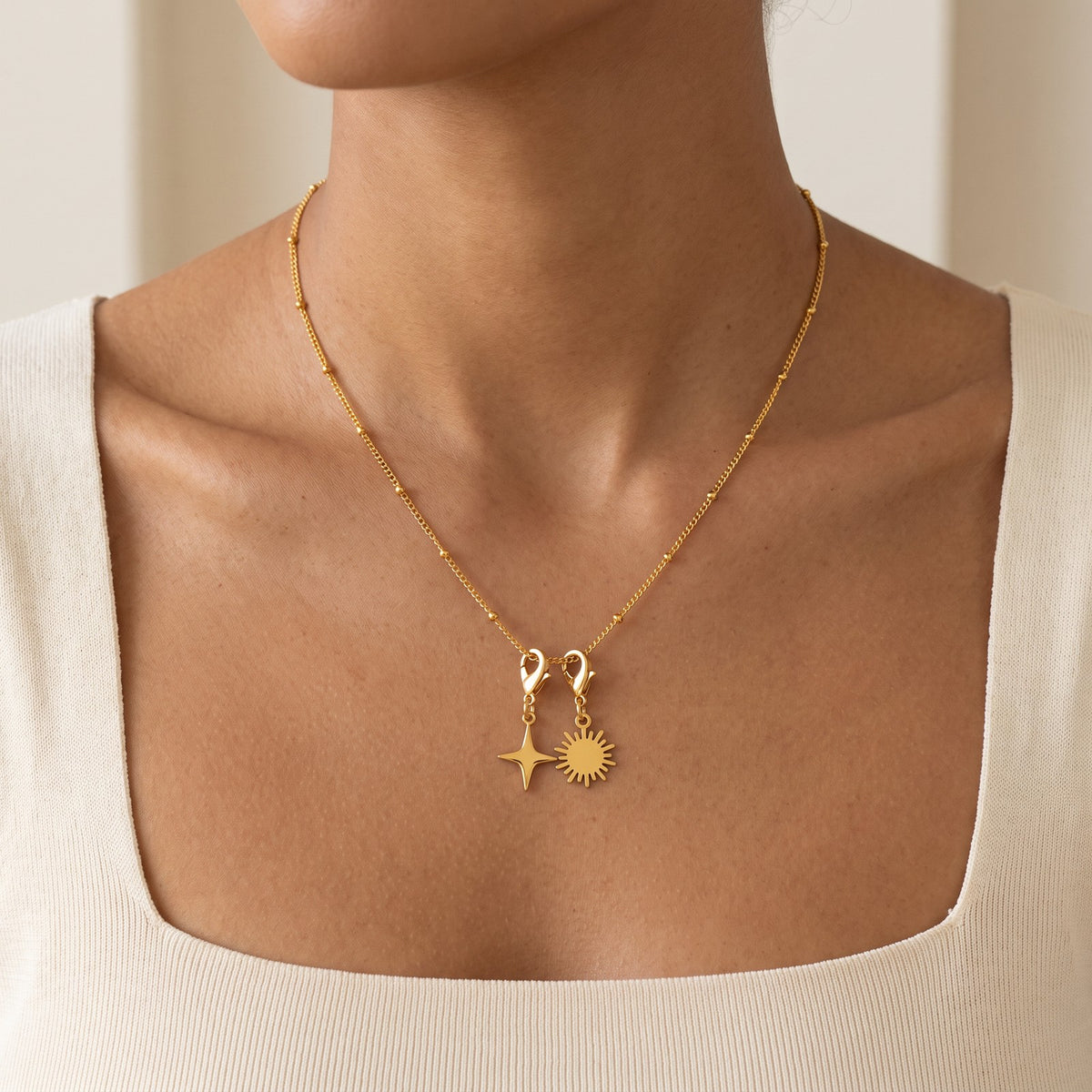 Collar Satélite dorado puesto con charms Camille