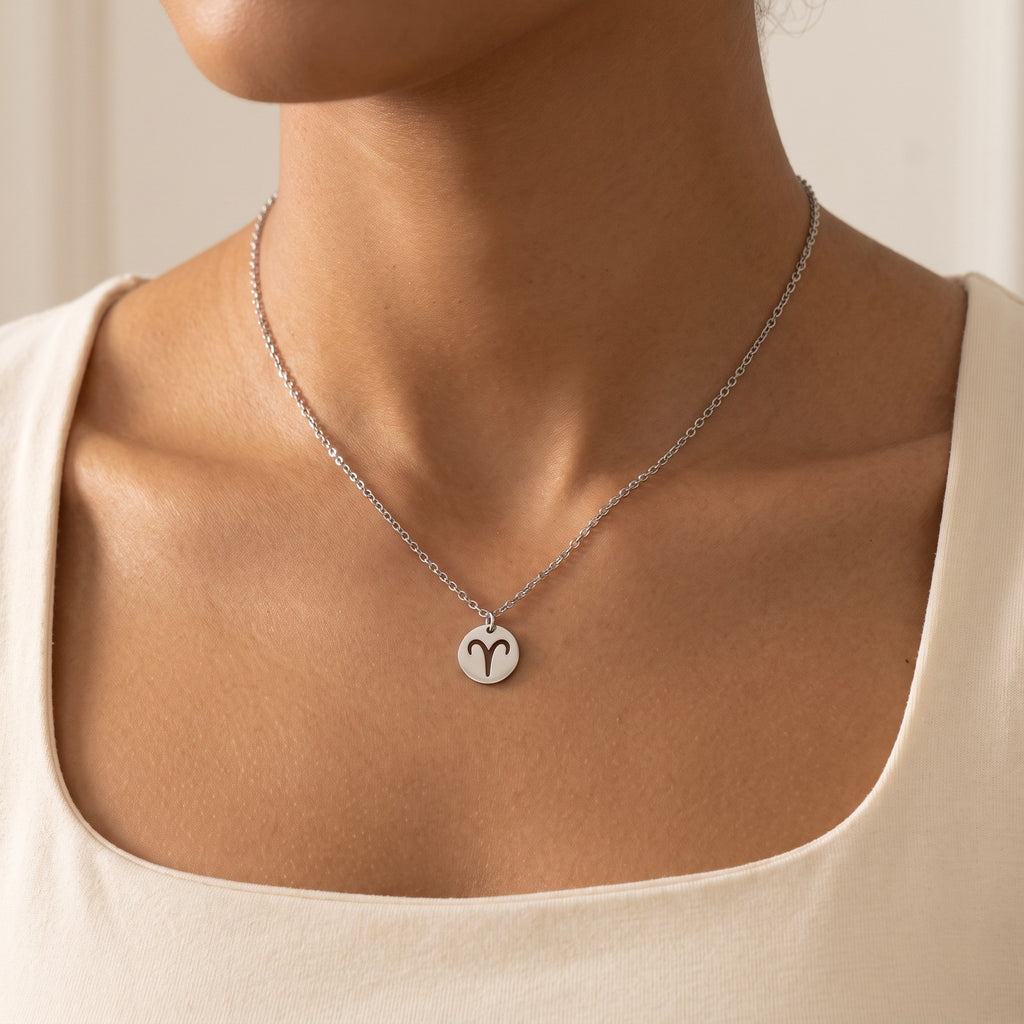 Collar Signo zodiacal plateado puesto