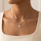 Collar Signo zodiacal plateado puesto