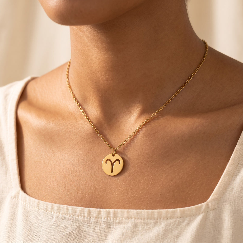 Collar Signo zodiacal dorado puesto