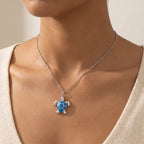 Collar Tortuga azul plateado puesto