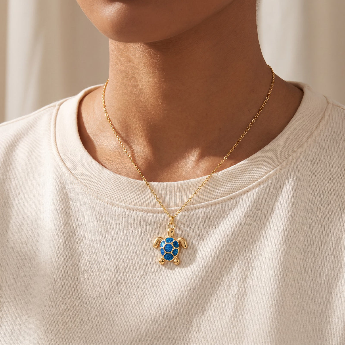 Collar Tortuga azul dorado puesto