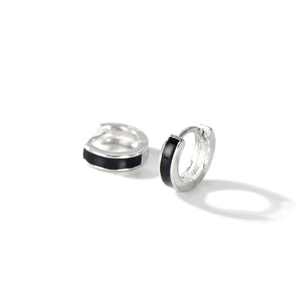 Arracadas Huggie en Blanco o Negro