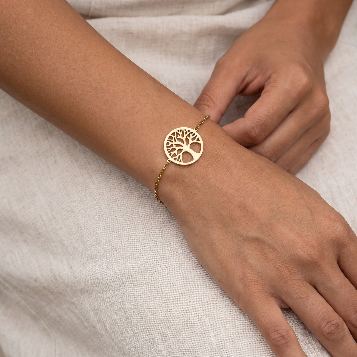 Pulsera Árbol de la vida dorada puesta