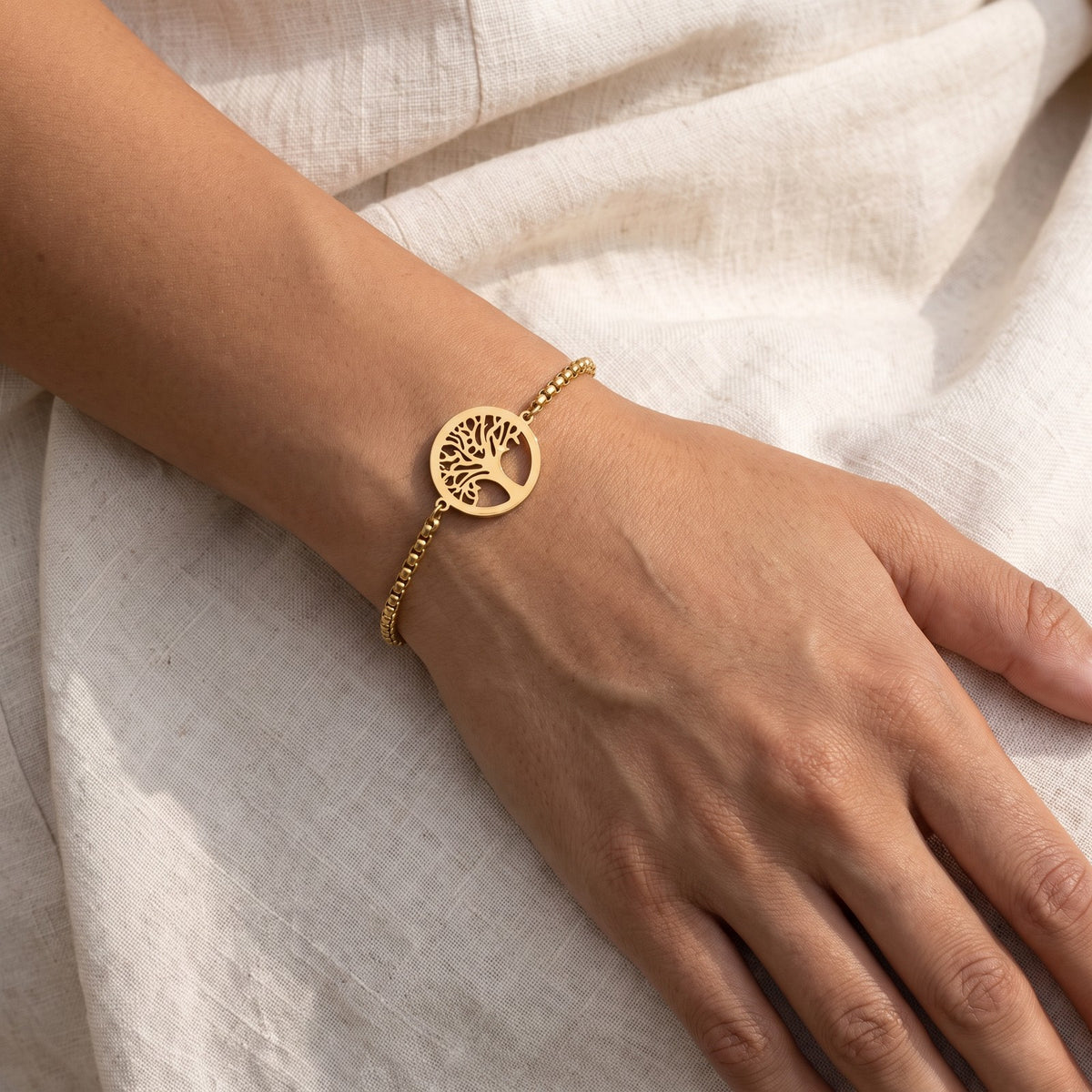 Pulsera Árbol de la vida veneciana dorada puesta