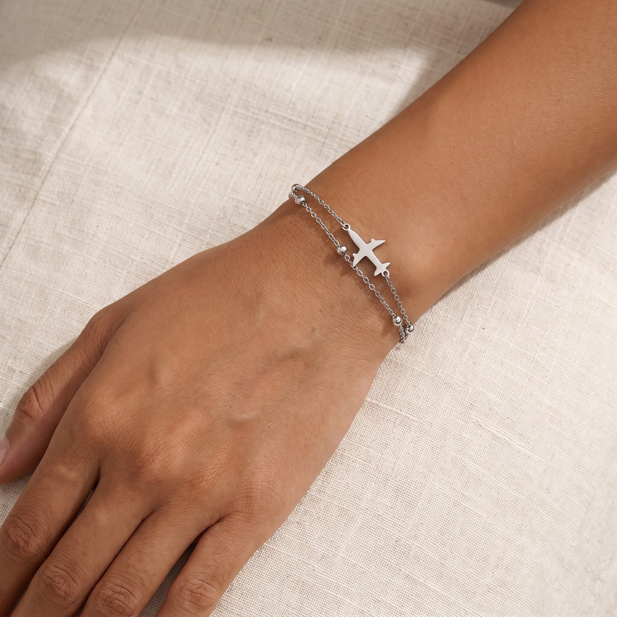 Pulsera Avioncito plateada puesta