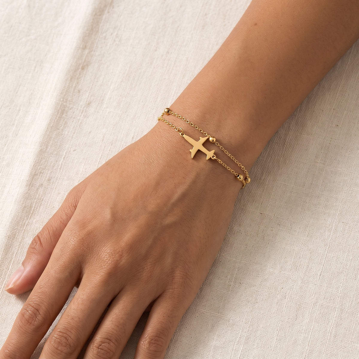 Pulsera Avioncito dorada puesta