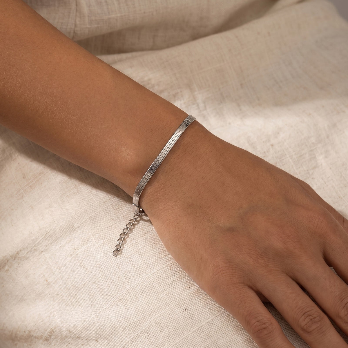 Pulsera Cadena serpiente plateada puesta