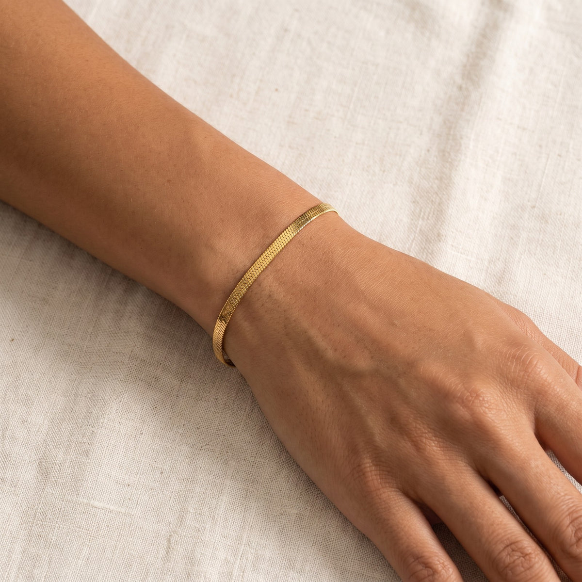 Pulsera Cadena serpiente dorada puesta