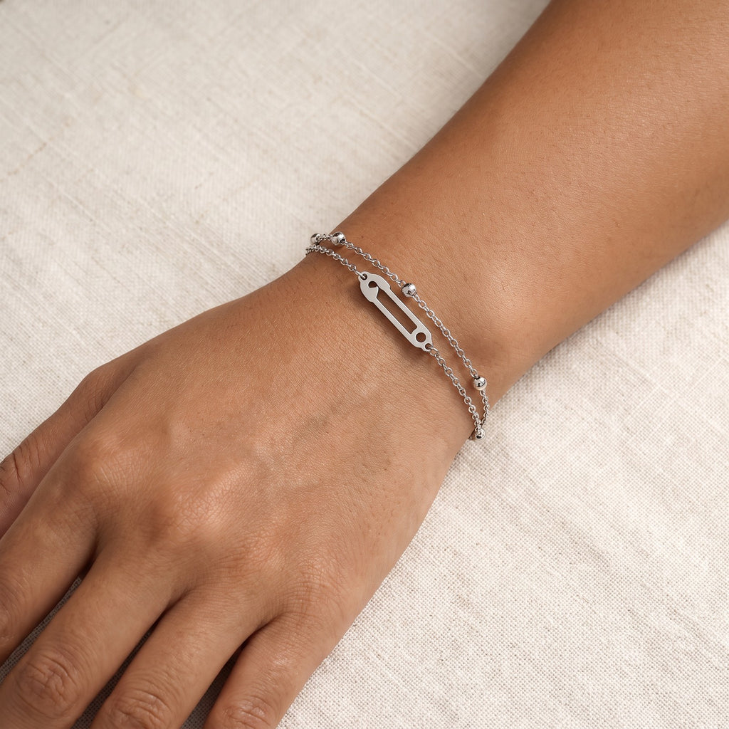 Pulsera Clip plateada puesta