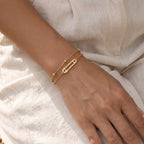 Pulsera Clip dorada puesta