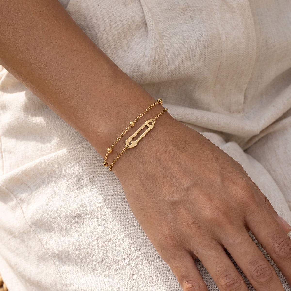 Pulsera Clip dorada puesta