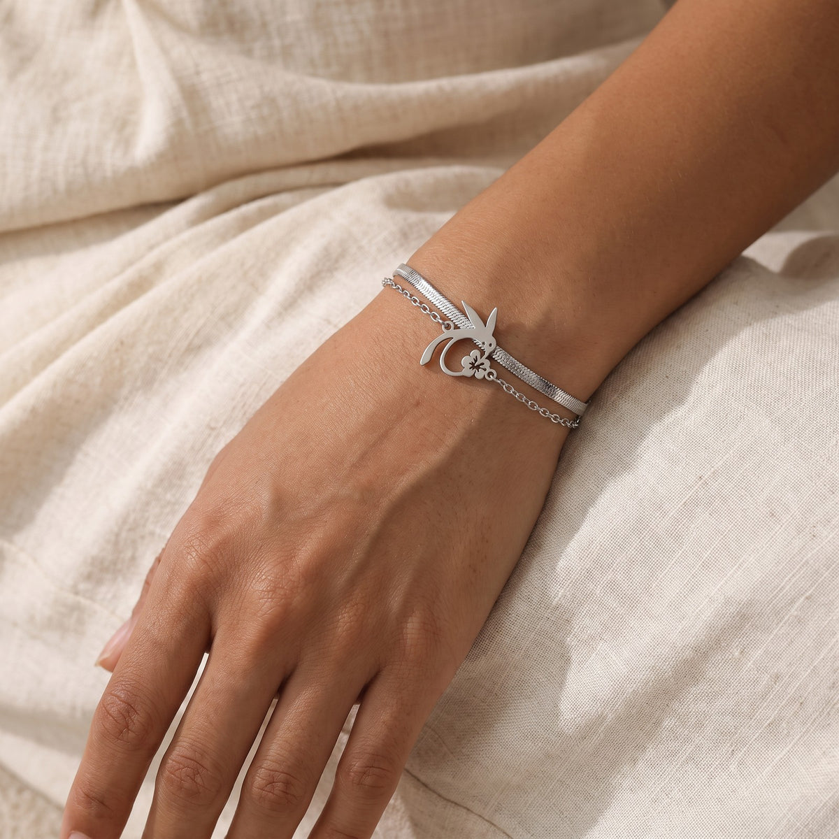 Pulsera Colibrí con serpiente plateada puesta