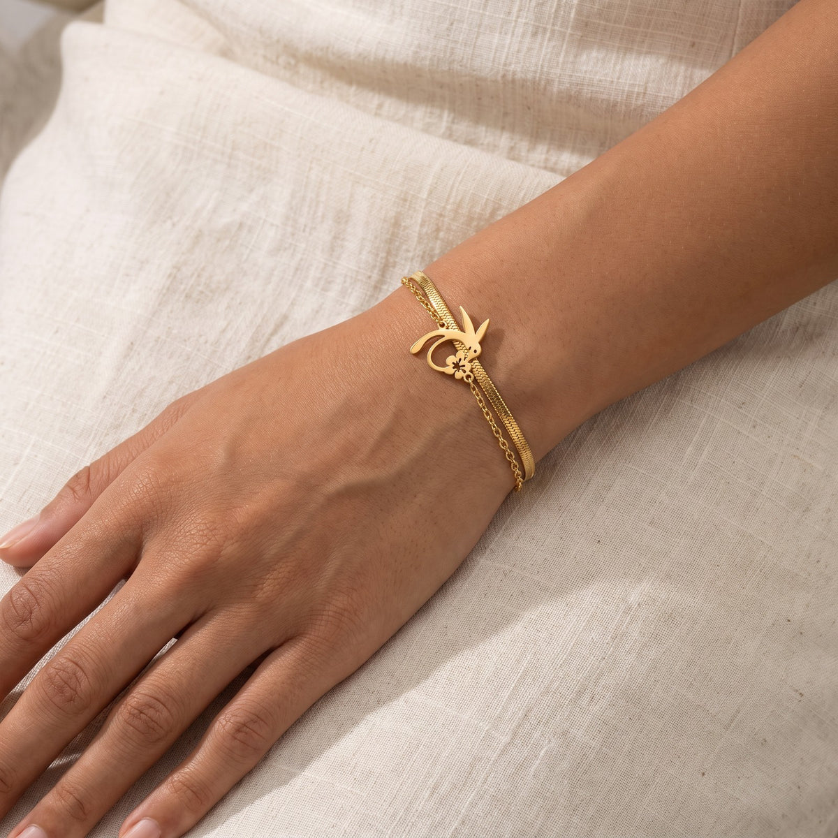 Pulsera Colibrí con serpiente dorada puesta