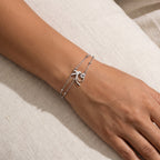 Pulsera Colibrí doble plateada puesta