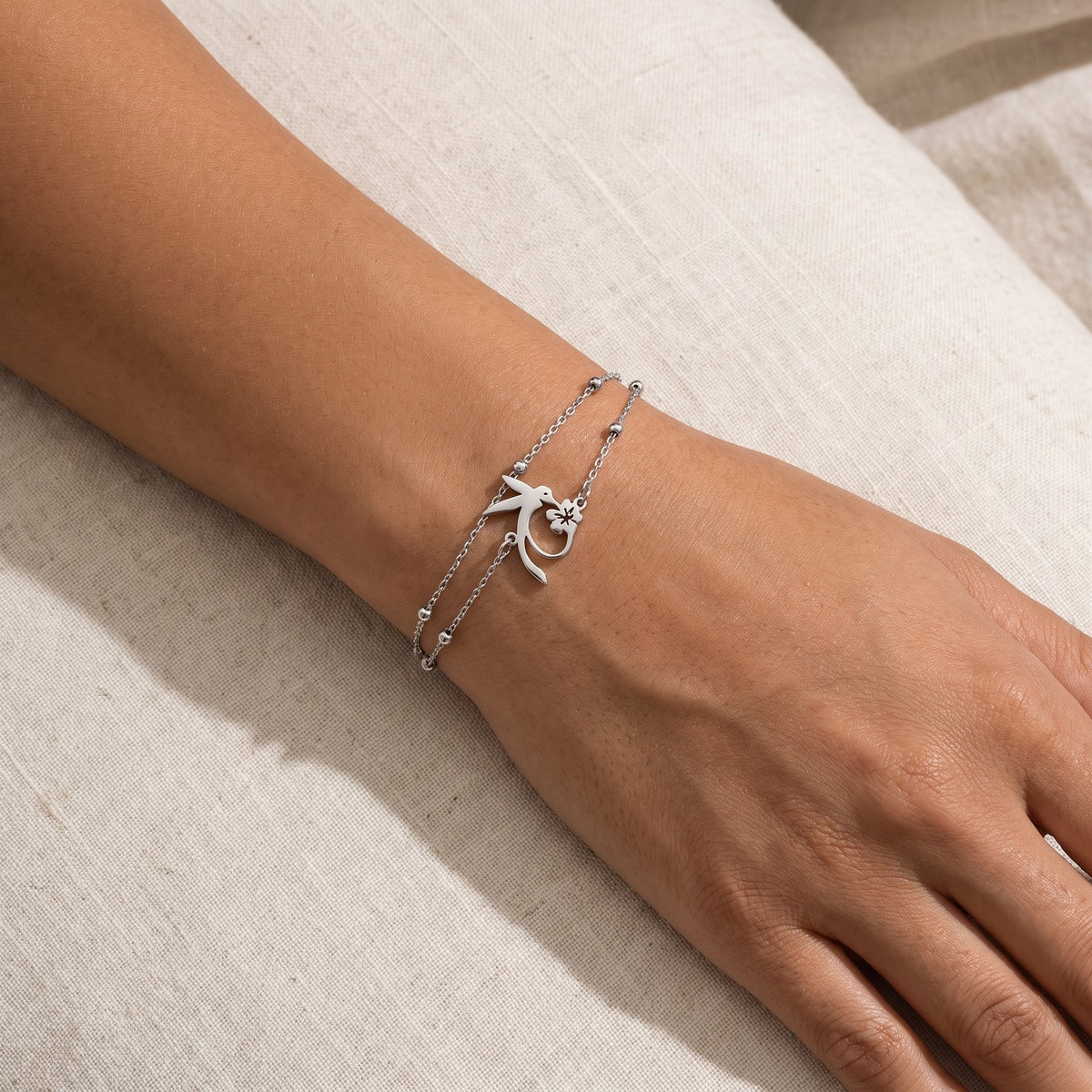 Pulsera Colibrí doble plateada puesta