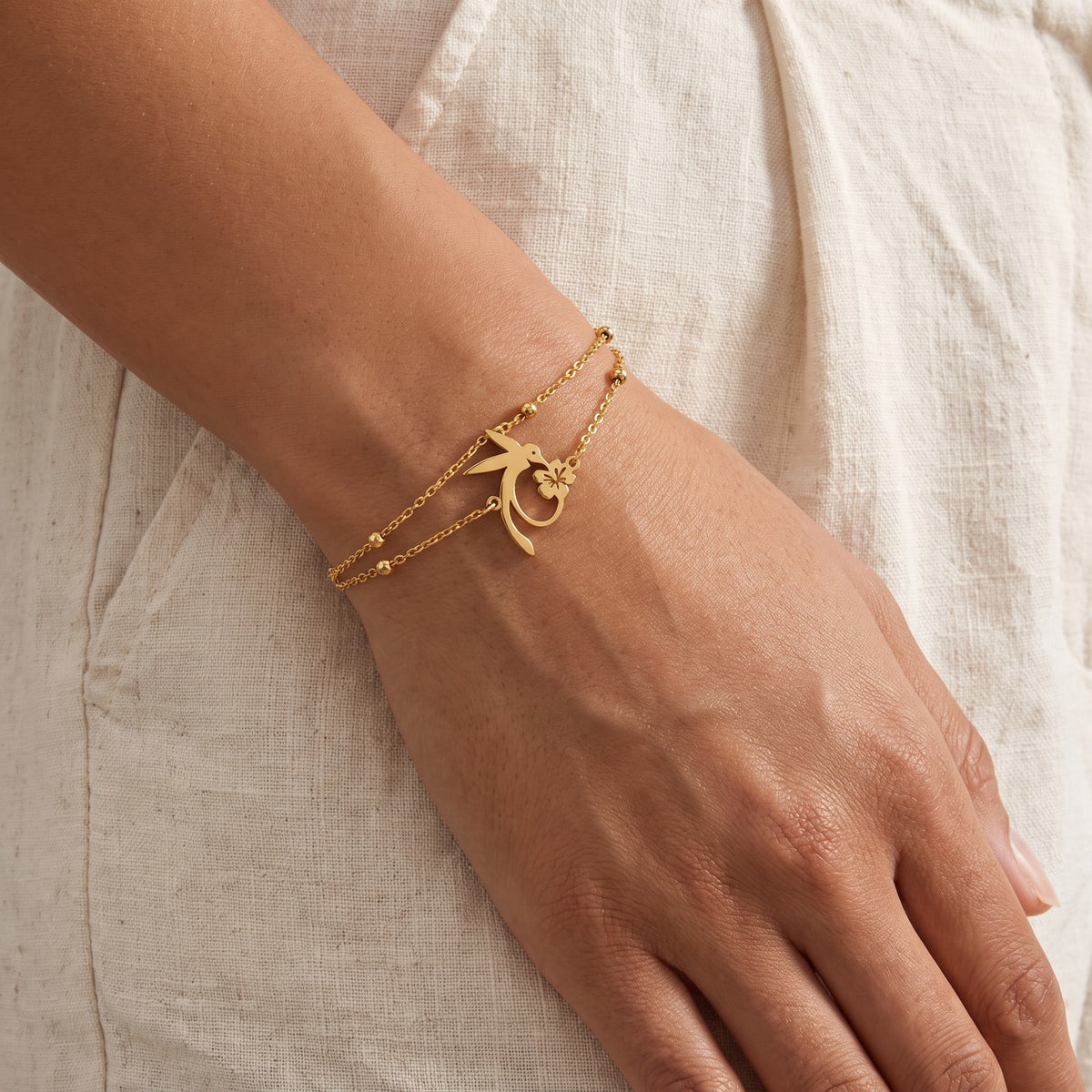 Pulsera Colibrí doble dorada puesta
