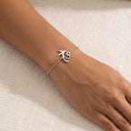 Pulsera Colibrí plateada puesta