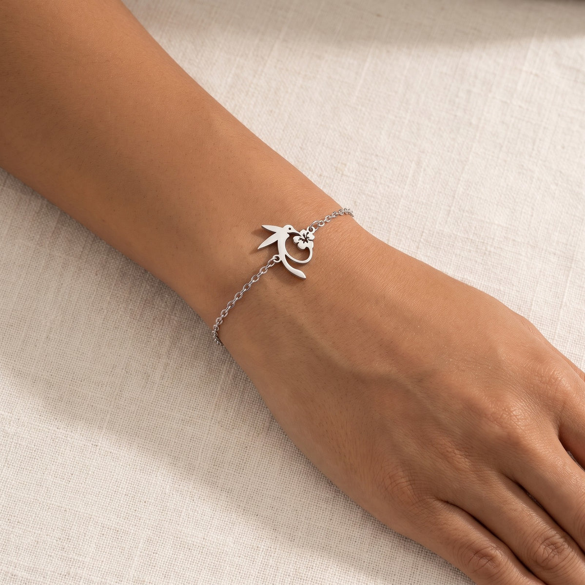 Pulsera Colibrí plateada puesta