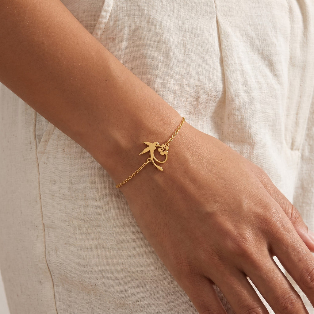 Pulsera Colibrí dorada puesta