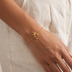 Pulsera Colibrí dorada puesta