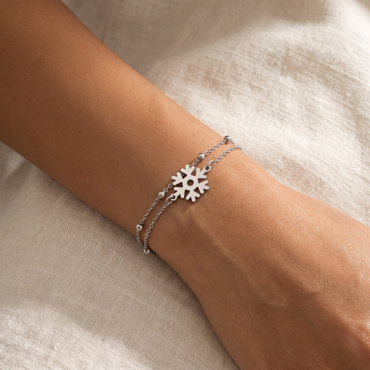 Pulsera Copo de nieve plateada puesta