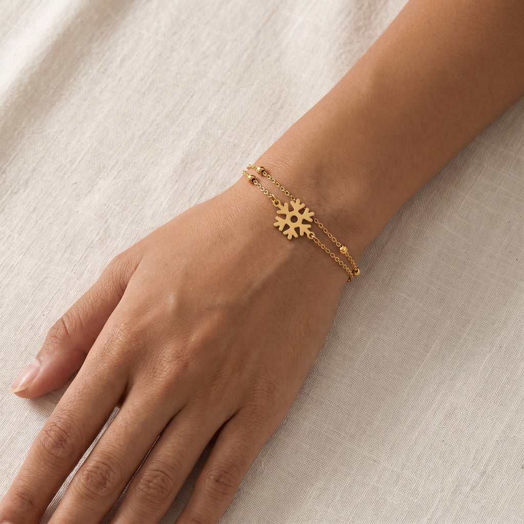 Pulsera Copo de nieve dorada puesta